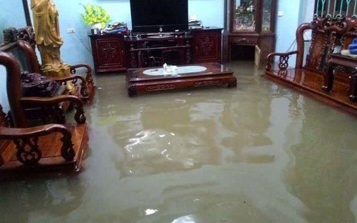 mơ thấy nước tràn vào nhà